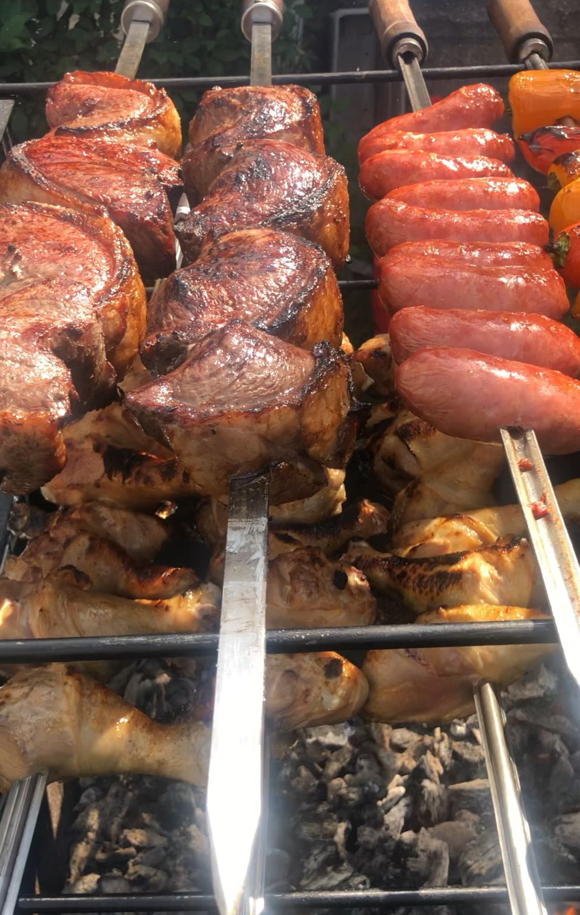 Picanha and linguiça skewers on the grill